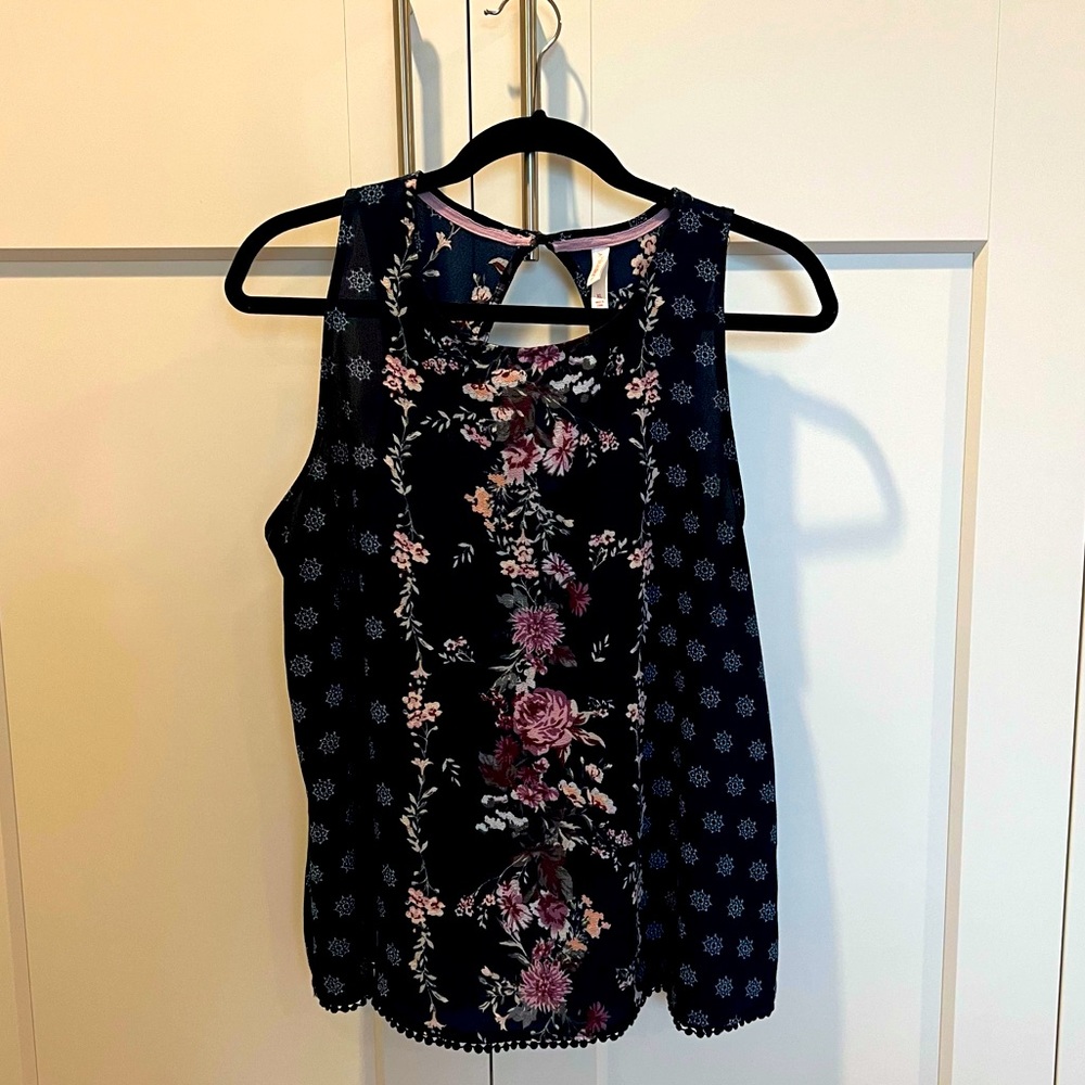 Xhilaration printed tank w open button back detail